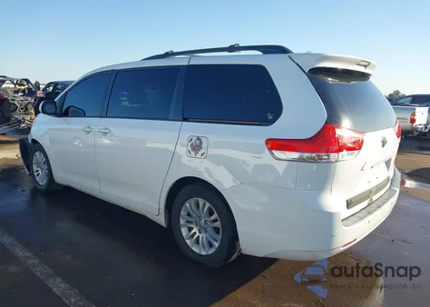 2013 Toyota Sienna z USA, uszkodzony, nr VIN 0TDYK3DC4DS362516